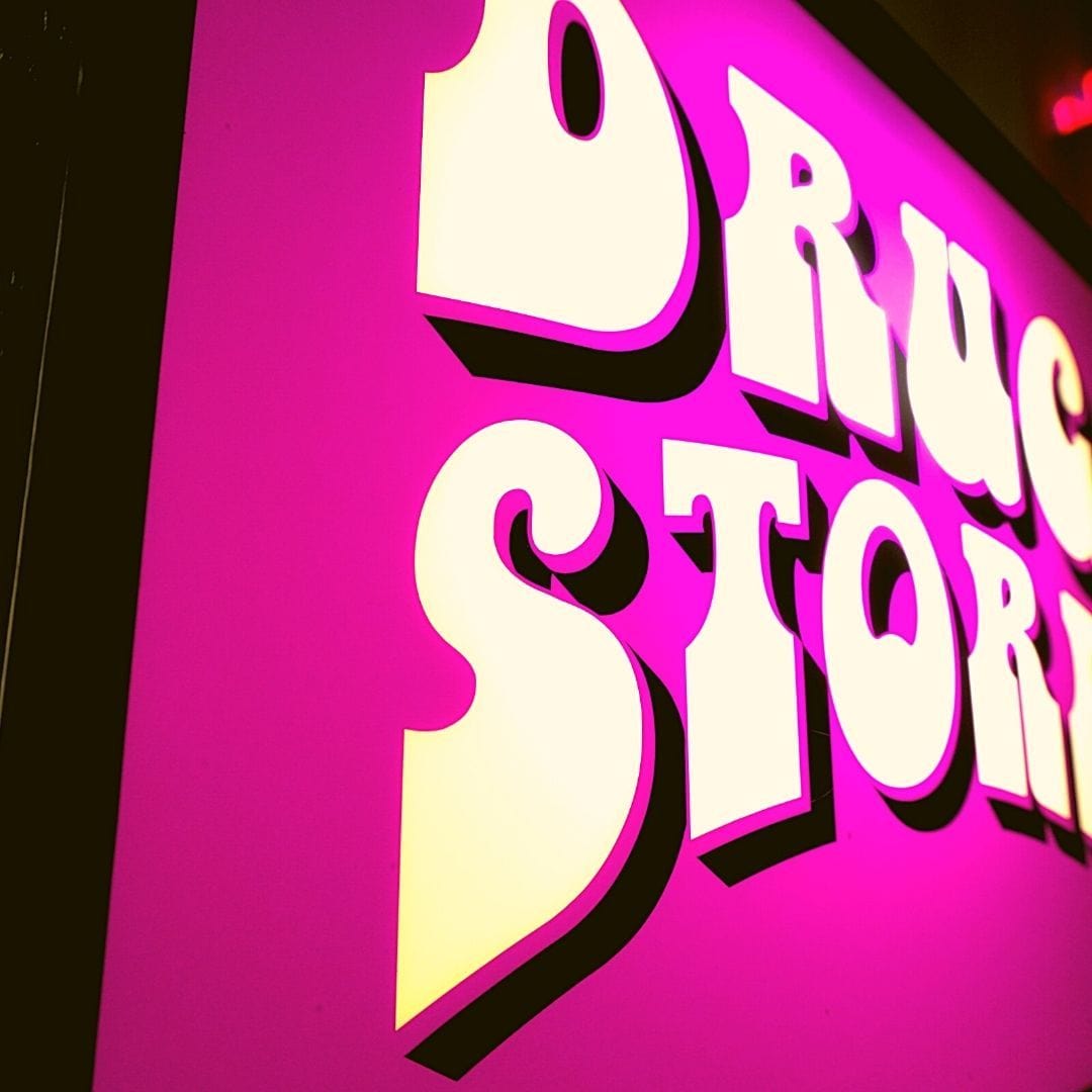 Drugstore- Lightbox Famous Rebel